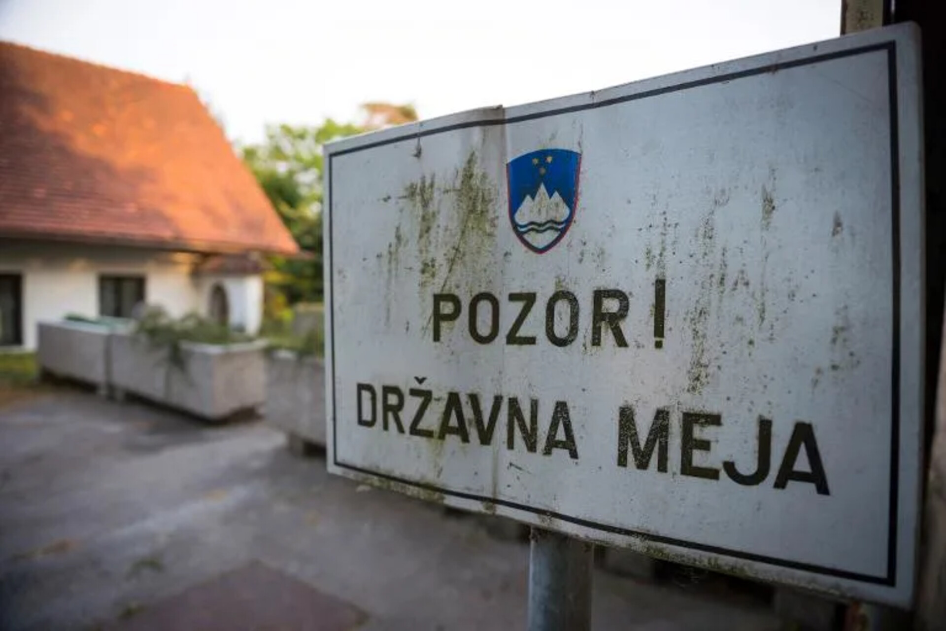 Enclava: immagine esplicativa su un esperimento di sovranità dichiarata, tra comunicazione digitale, identità politica e assenza di controllo territoriale