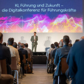 L’intelligenza artificiale è diventata governance: immagini di summit, imprese, robotica e leadership mostrano come l’IA guidi scelte strategiche, innovazione e trasformazione digitale in area alpina
