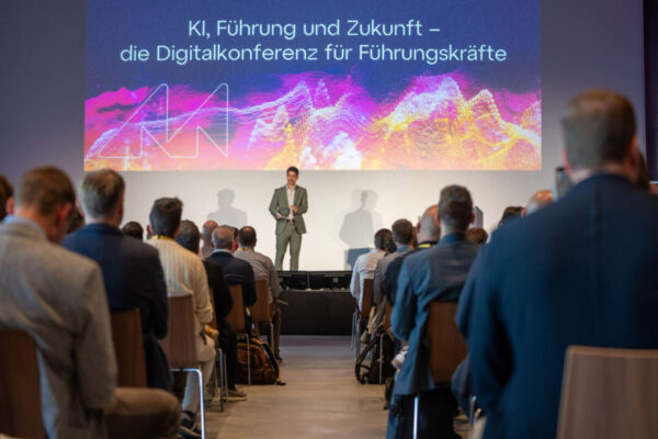 L’intelligenza artificiale è diventata governance: immagini di summit, imprese, robotica e leadership mostrano come l’IA guidi scelte strategiche, innovazione e trasformazione digitale in area alpina