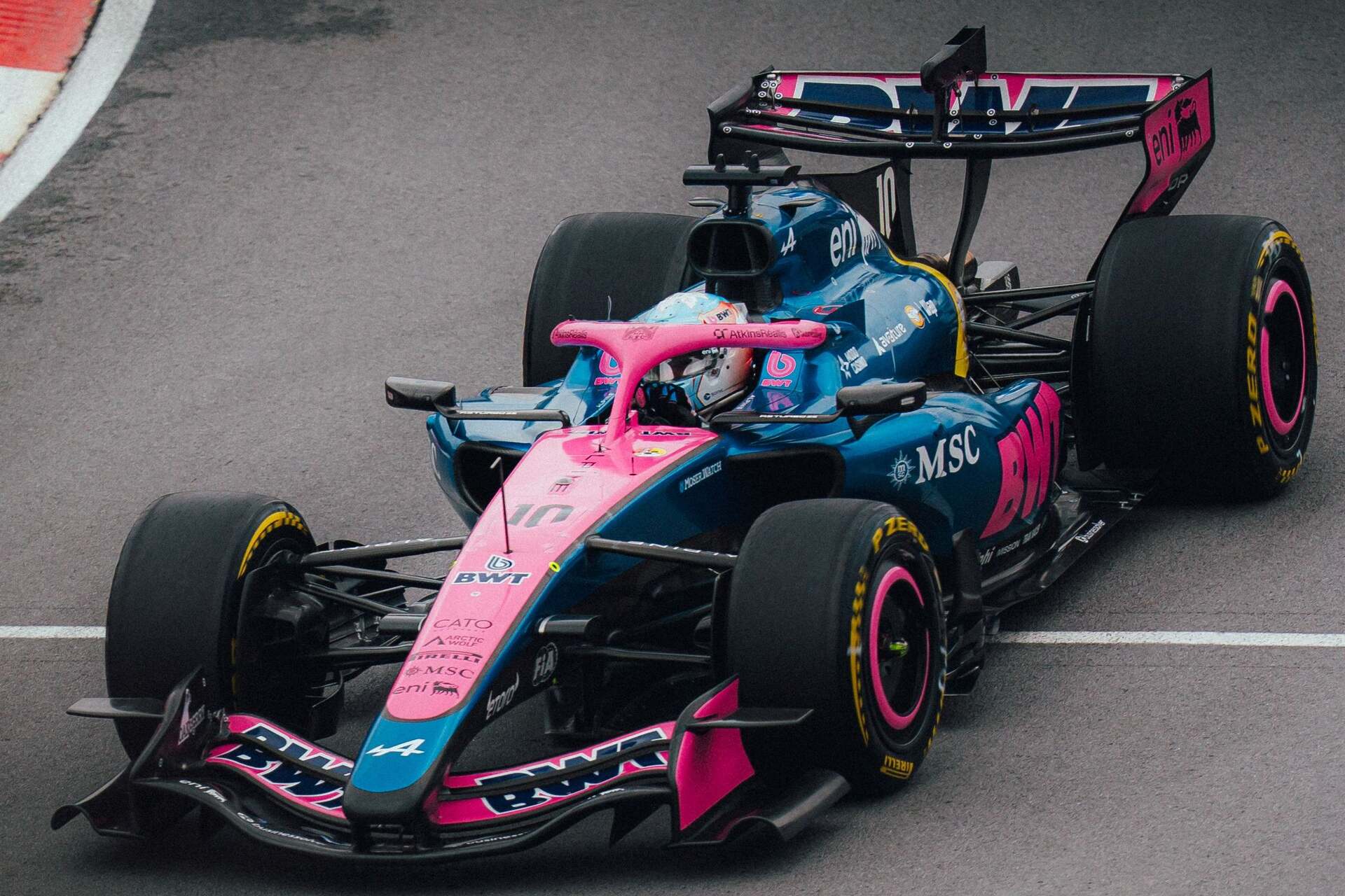 Gucci e Alpine: il progetto Gucci Racing porta il linguaggio del lusso nella Formula 1, tra monoposto, innovazione, visibilità globale e cultura del brand