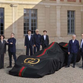 Gucci e Alpine: la partnership in Formula 1 racconta l’incontro tra lusso, motorsport, design e nuove esperienze di marca per il pubblico globale