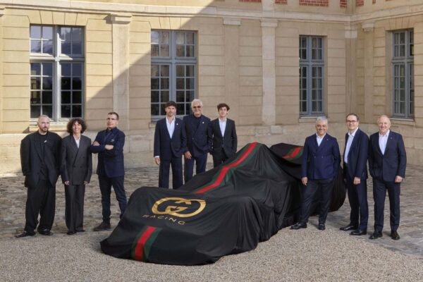 Gucci e Alpine: la partnership in Formula 1 racconta l’incontro tra lusso, motorsport, design e nuove esperienze di marca per il pubblico globale