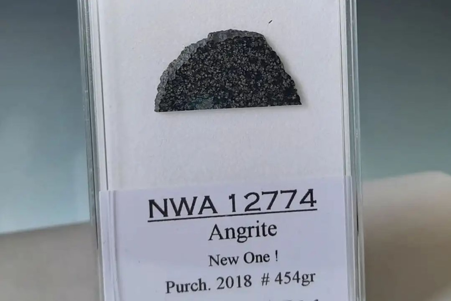 Pianeti scomparsi: rappresentazione concettuale di NWA 12774, meteorite che suggerisce l’esistenza di un antico corpo planetario distrutto da collisioni primordiali nel Sistema Solare interno iniziale