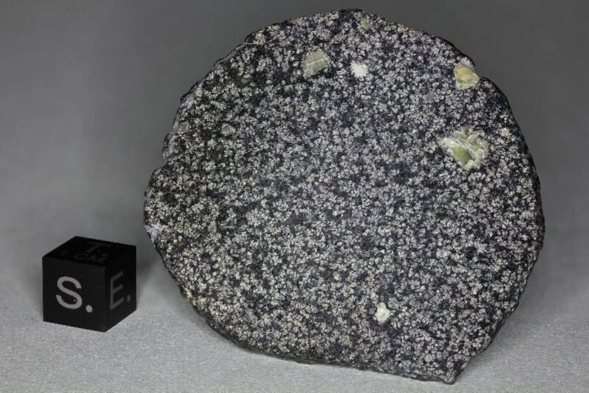 Pianeti scomparsi: illustrazione di un meteorite angritico e di un protopianeta distrutto, con detriti cosmici e pattern mineralogici che richiamano la formazione del giovane Sistema Solare interno 3D