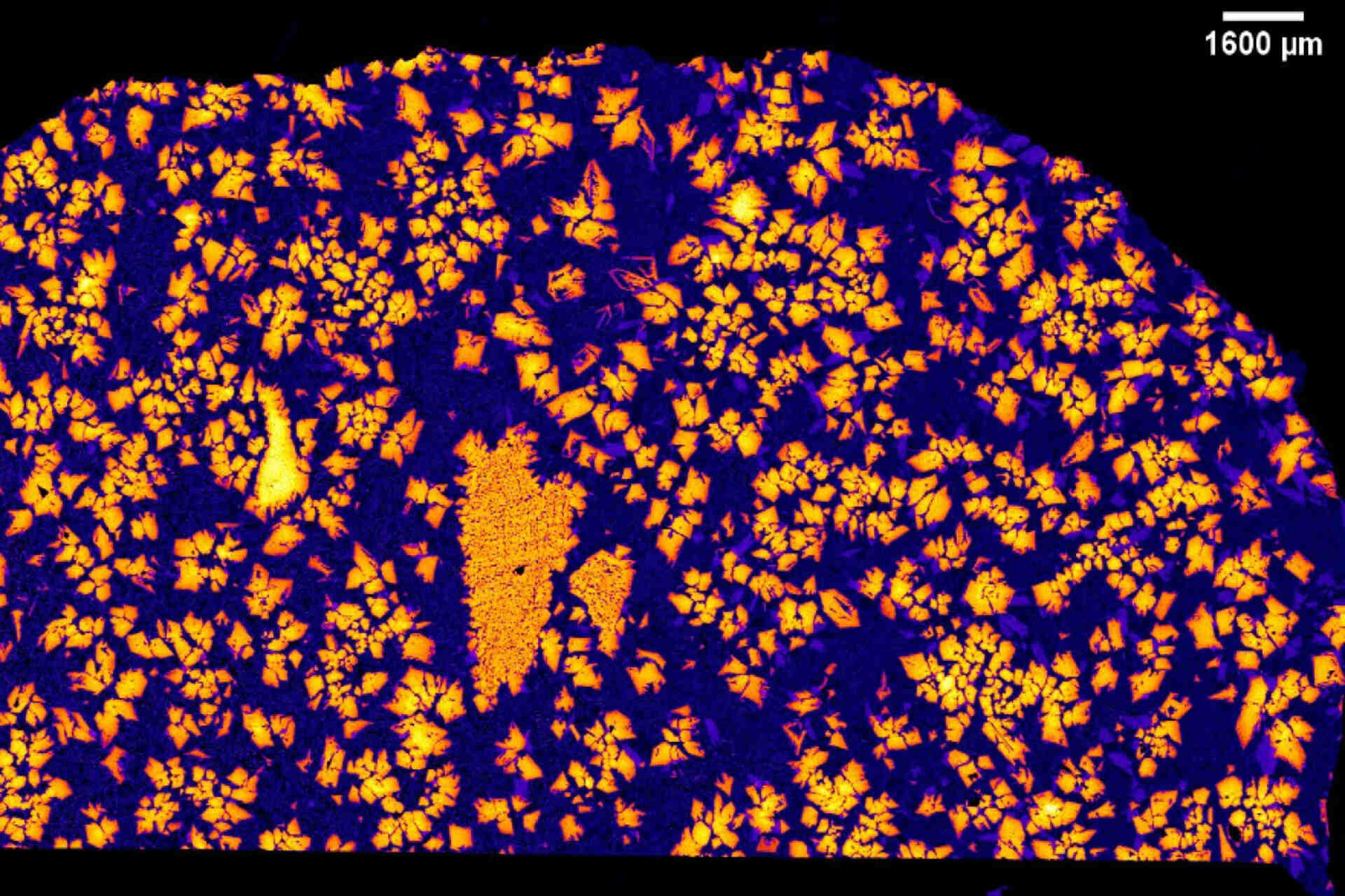 Pianeti scomparsi: scena scientifica con frammento meteoritico in primo piano e corpo planetario frantumato sullo sfondo, simbolo dei mondi perduti del giovane Sistema Solare interno e origini remote