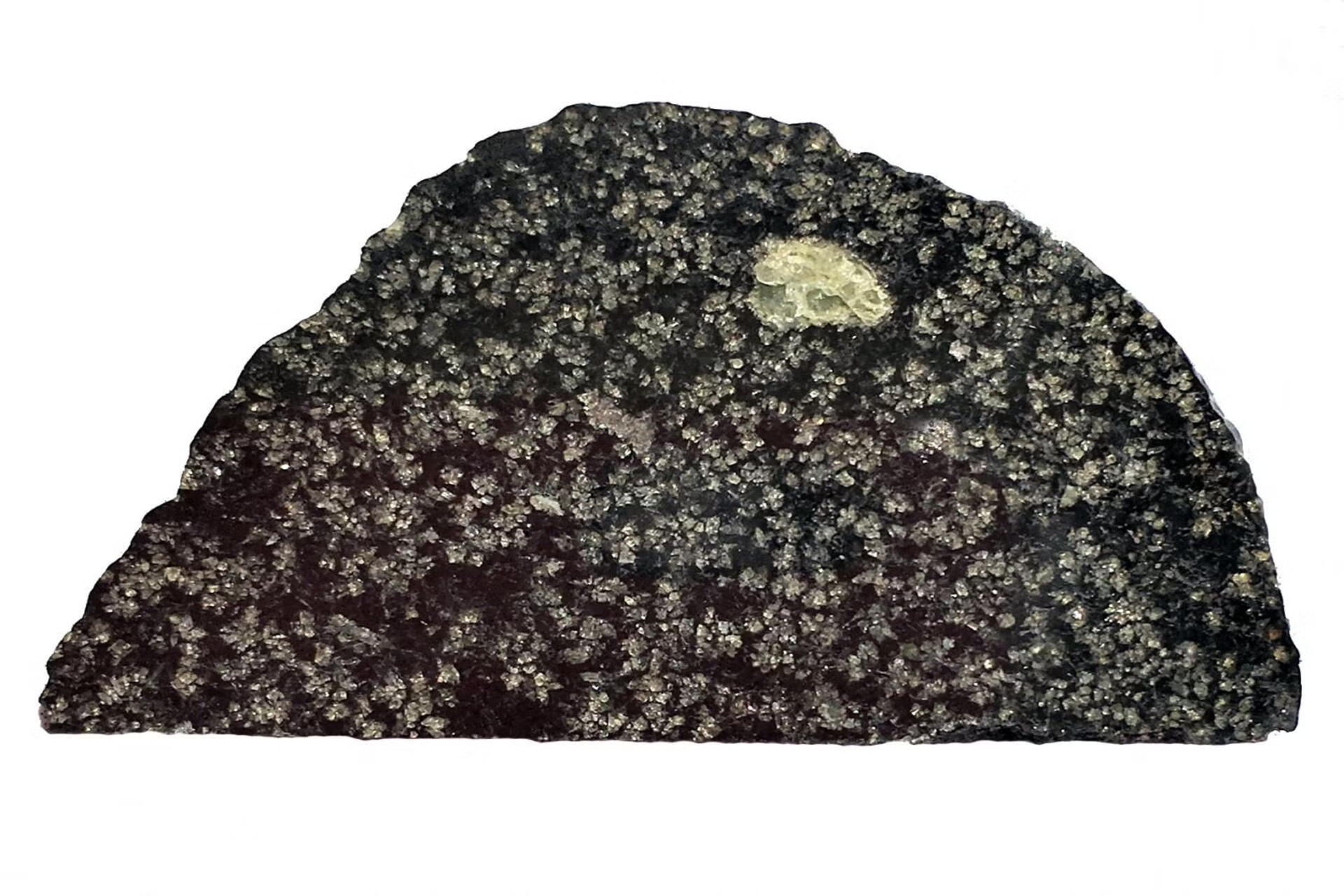 Pianeti scomparsi: scena scientifica con frammento meteoritico in primo piano e corpo planetario frantumato sullo sfondo, simbolo dei mondi perduti del giovane Sistema Solare interno e origini remote