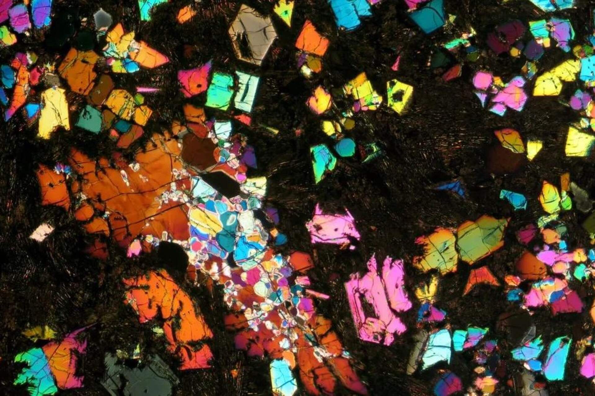 Pianeti scomparsi: illustrazione di un meteorite angritico e di un protopianeta distrutto, con detriti cosmici e pattern mineralogici che richiamano la formazione del giovane Sistema Solare interno 3D