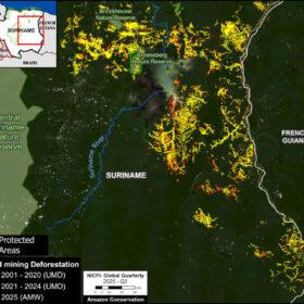 Oro illegale: vista aerea della foresta tropicale del Suriname mostra l’impatto dell’estrazione aurifera su biodiversità, paesaggio e aree protette, tra radure minerarie e vie nella giungla amazzonica
