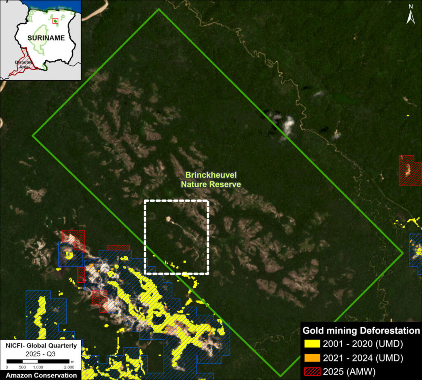 Oro illegale: immagine satellitare confronta la foresta prima e dopo l’espansione mineraria, evidenziando radure, piste e perdita di copertura vegetale in un’area naturale protetta del Suriname rurale