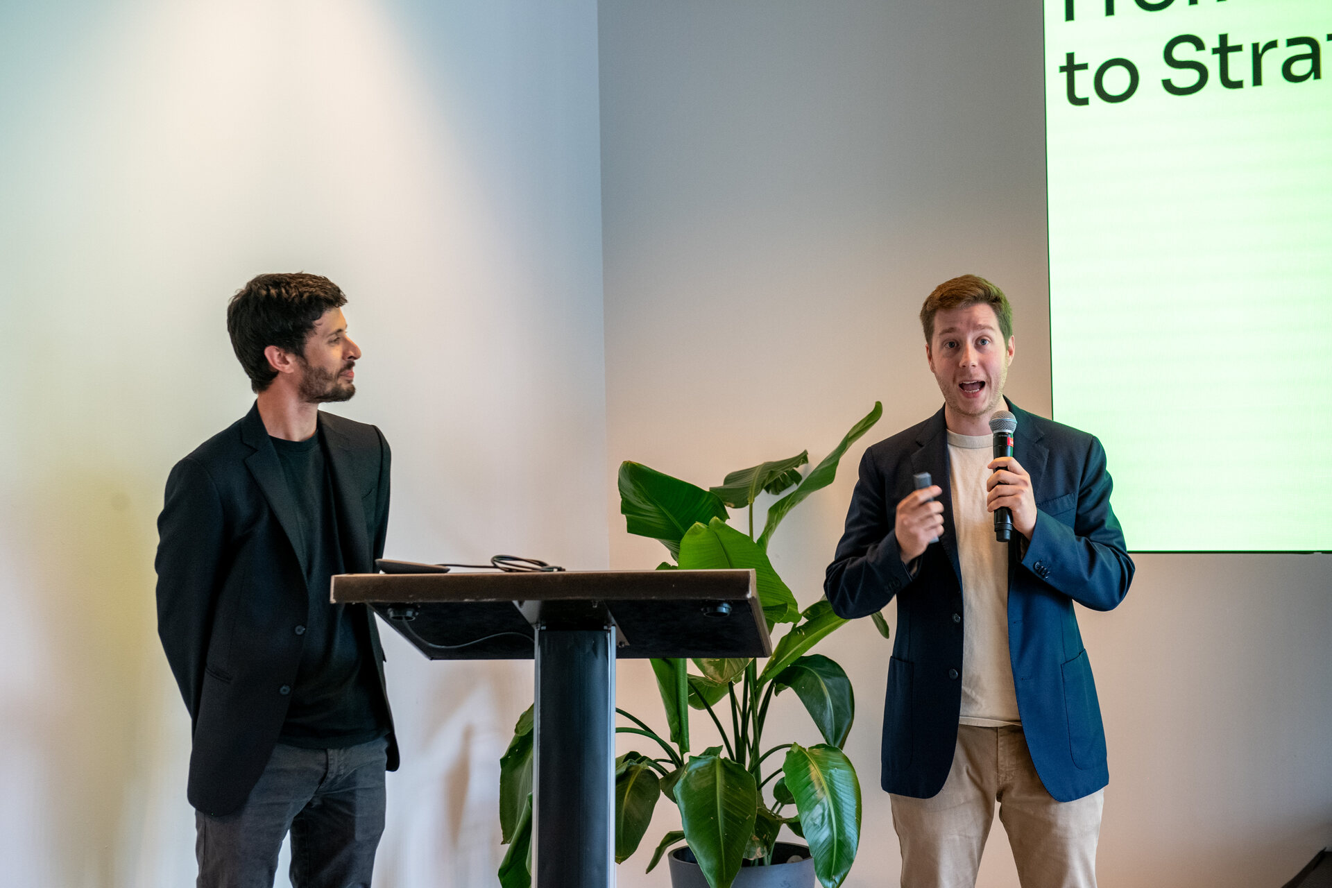 Luca Ambrosini: confronto sull’intelligenza artificiale applicata alla produzione visuale per il fashion retail, tra cataloghi online, schede prodotto, campagne digitali e nuovi flussi organizzativi