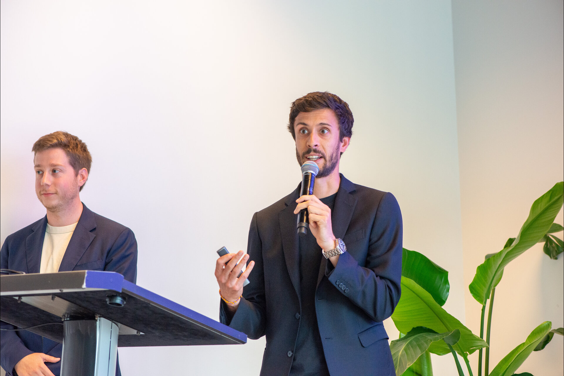 Luca Ambrosini: presentazione su AI, moda ed e-commerce durante un evento dedicato all’innovazione, con focus su immagini prodotto, contenuti on-model, retail digitale e automazione dei processi moda