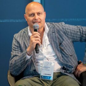 Matteo Foglietta: intervista a Framis Italia su sostenibilità, innovazione e performance nell’abbigliamento tecnico, con focus su processi, materiali, laboratori e adozione di mercato verificabile ora