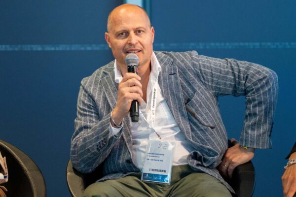 Matteo Foglietta: intervista a Framis Italia su sostenibilità, innovazione e performance nell’abbigliamento tecnico, con focus su processi, materiali, laboratori e adozione di mercato verificabile ora
