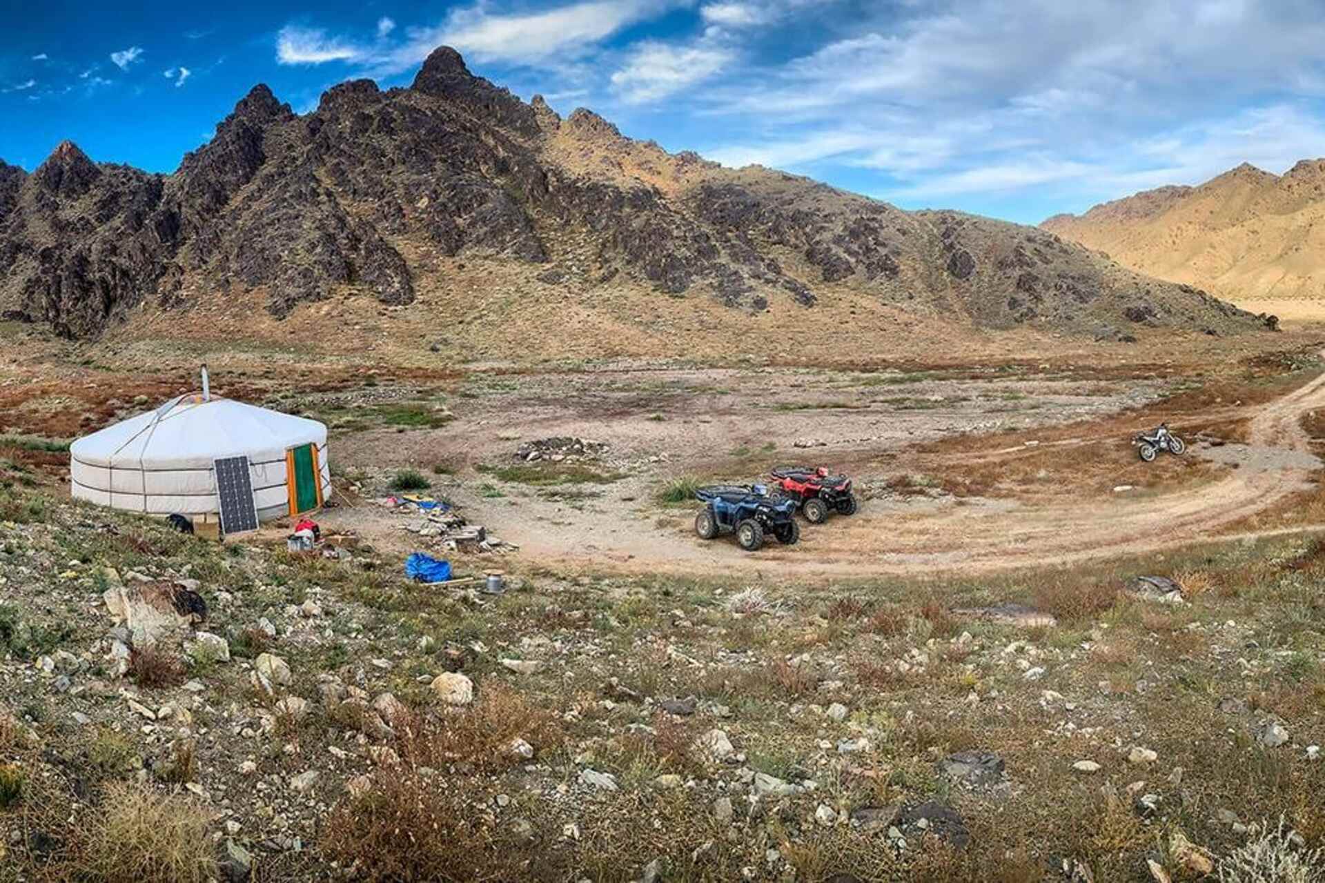 Monti Tost in Mongolia, paesaggio roccioso del Gobi meridionale dove i leopardi delle nevi vivono tra gole, pascoli aridi e rilievi isolati monitorati dai ricercatori