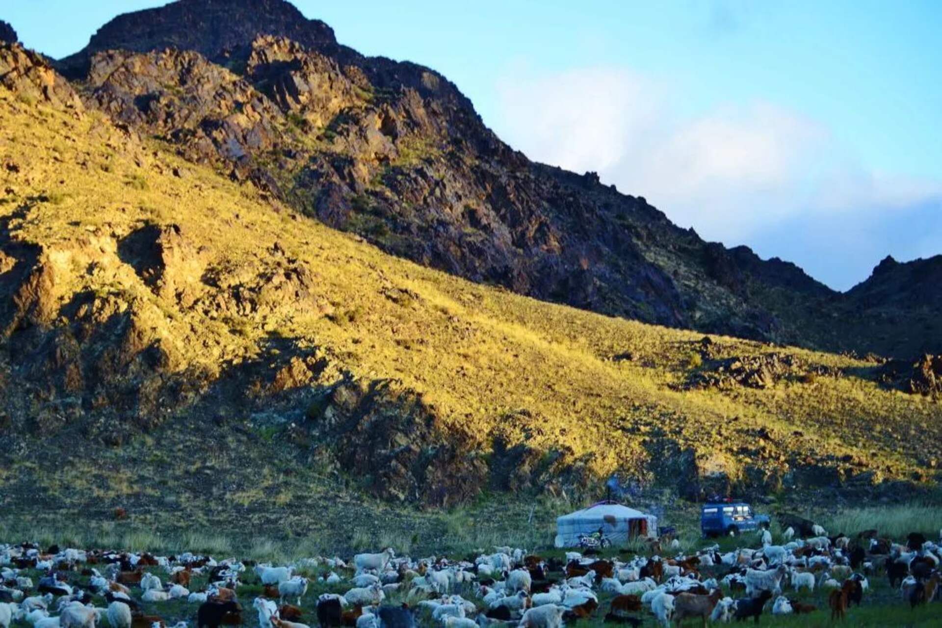 Monti Tost nel deserto mongolo, habitat remoto dei leopardi delle nevi e di altre specie alpine, fra rocce, steppe aride e montagne dell’Ömnögovi in Mongolia
