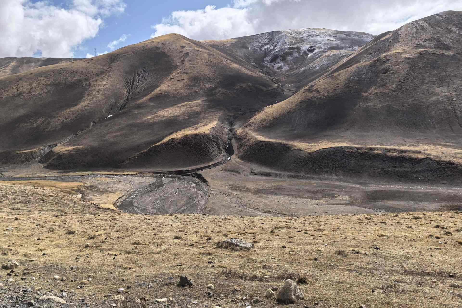 Permafrost: versanti del Plateau Qinghai-Tibet segnati dal disgelo, dove suoli gelati, rocce e acque di fusione attivano processi geochimici capaci di cambiare il ciclo della CO2 in alta quota montana