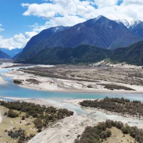 Permafrost: fiume del Plateau Qinghai-Tibet osservato nello studio EPFL, dove carbonio organico, minerali e alterazione delle rocce mostrano un bilancio climatico più complesso del previsto per la CO2