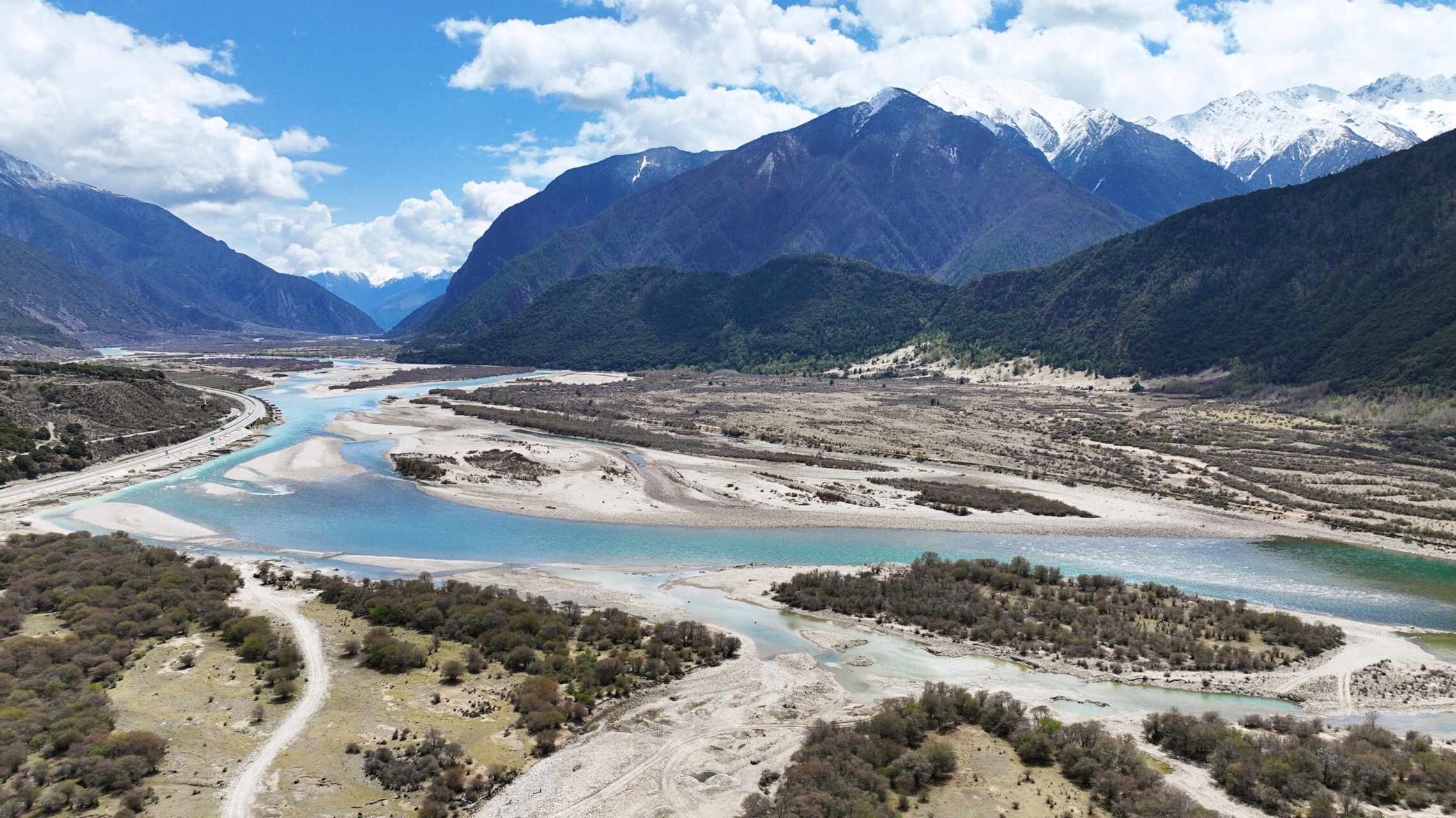 Permafrost: fiume del Plateau Qinghai-Tibet osservato nello studio EPFL, dove carbonio organico, minerali e alterazione delle rocce mostrano un bilancio climatico più complesso del previsto per la CO2