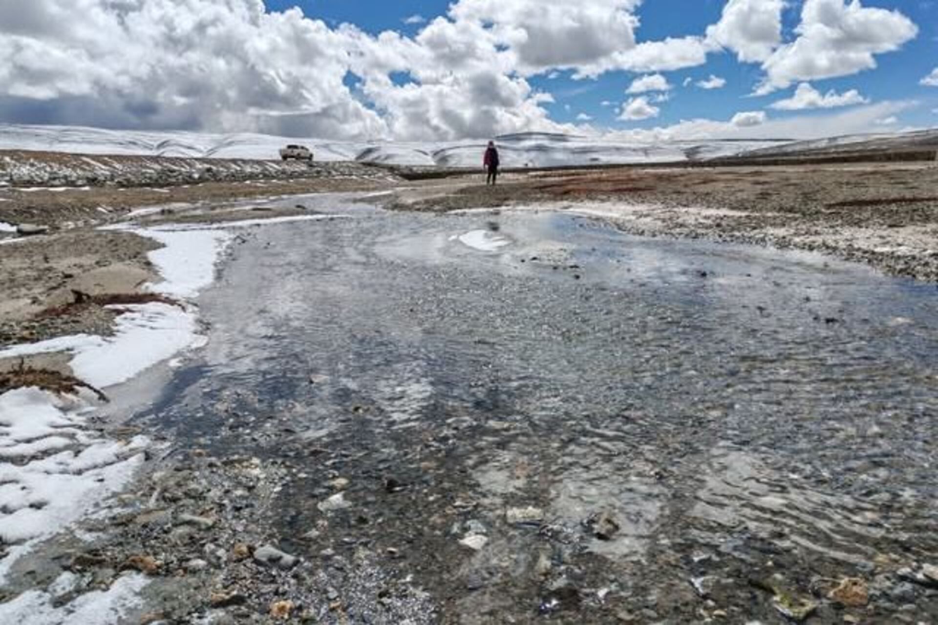 Permafrost: versanti del Plateau Qinghai-Tibet segnati dal disgelo, dove suoli gelati, rocce e acque di fusione attivano processi geochimici capaci di cambiare il ciclo della CO2 in alta quota montana