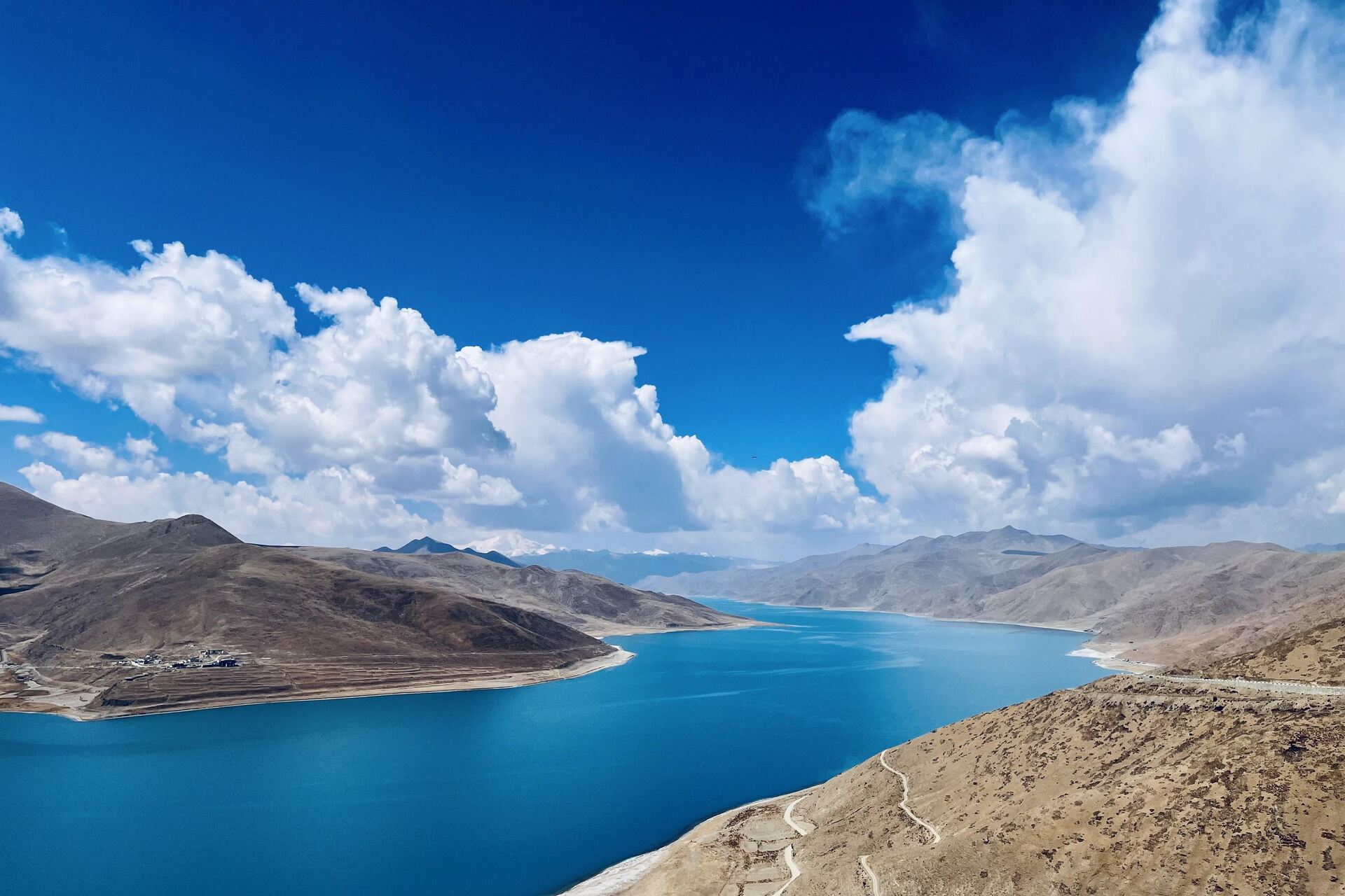 Permafrost: fiume del Plateau Qinghai-Tibet osservato nello studio EPFL, dove carbonio organico, minerali e alterazione delle rocce mostrano un bilancio climatico più complesso del previsto per la CO2