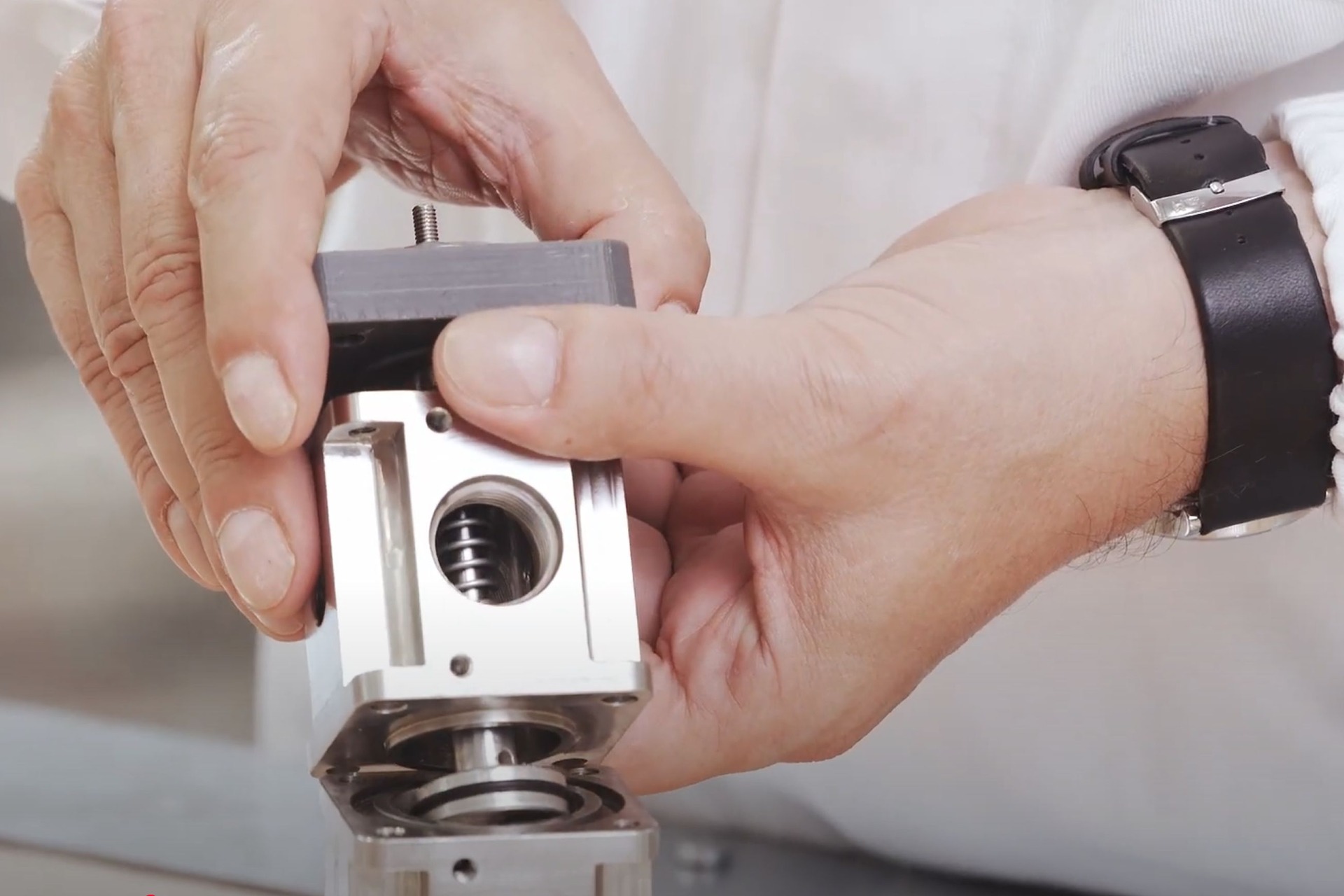 Prometheus: raccolta di immagini su innovazione, energia pulita e sviluppo industriale, con laboratori, prototipi, componenti meccanici, scenari zero carbon e ricerca tecnologica avanzata sostenibile