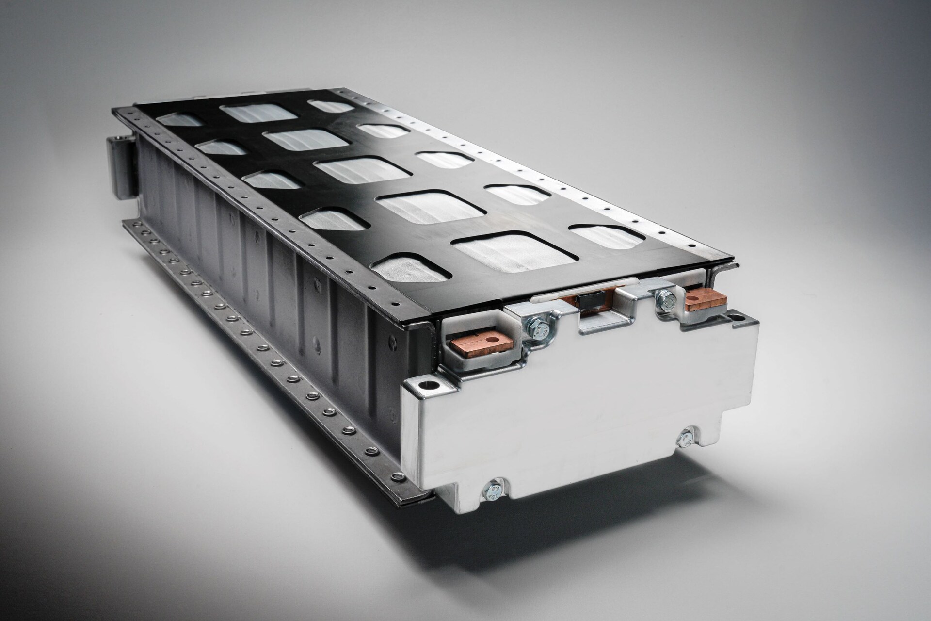 Batteria solida: Stellantis e Factorial testano celle avanzate per veicoli elettrici, con maggiore densità energetica, ricarica rapida e verifiche su sicurezza, affidabilità e prestazioni in uso reale
