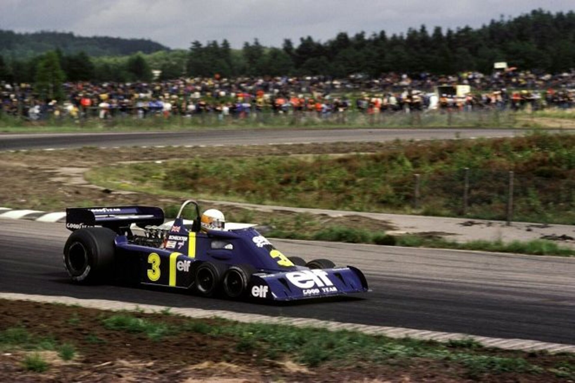 Tyrrell P34: monoposto a sei ruote protagonista della Formula 1 anni Settanta, simbolo di innovazione tecnica, aerodinamica sperimentale e ricerca di nuove soluzioni in pista
