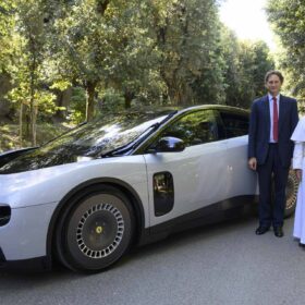 Papa Leone XIV e Ferrari Luce: incontro a Castel Gandolfo tra delegazione Ferrari, innovazione automobilistica, tecnologia e responsabilità industriale