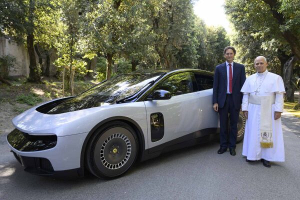 Papa Leone XIV e Ferrari Luce: incontro a Castel Gandolfo tra delegazione Ferrari, innovazione automobilistica, tecnologia e responsabilità industriale