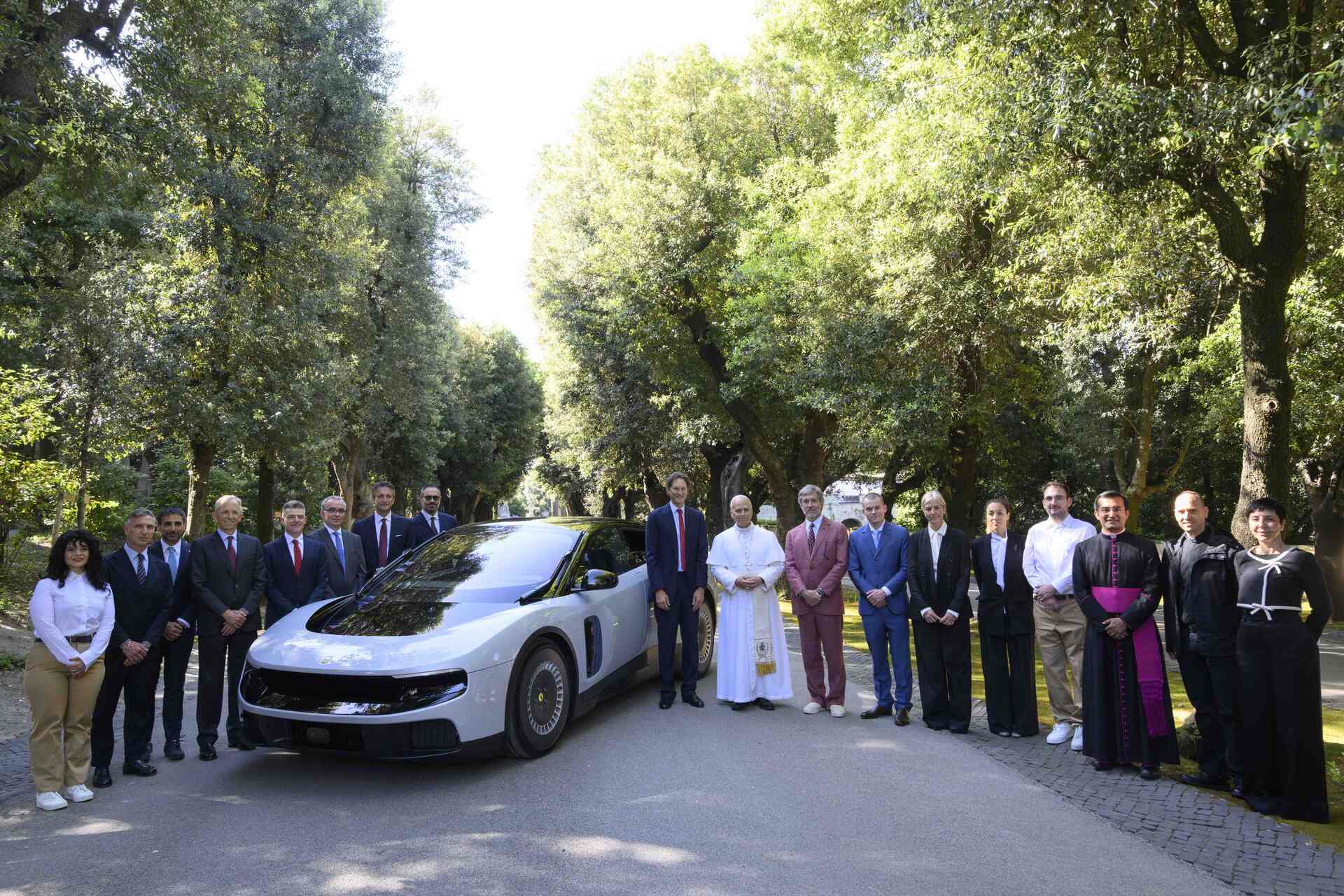 Papa Leone XIV e Ferrari Luce: presentazione della vettura a Castel Gandolfo con John Elkann, delegazione Ferrari e riferimento al futuro della mobilità