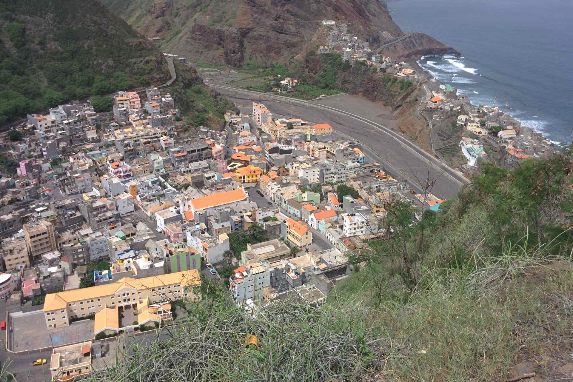 Capo Verde: veduta all’aperto di un territorio insulare tra rilievi vulcanici, vegetazione arida e insediamenti costieri, con acqua ed energia al centro dello sviluppo locale