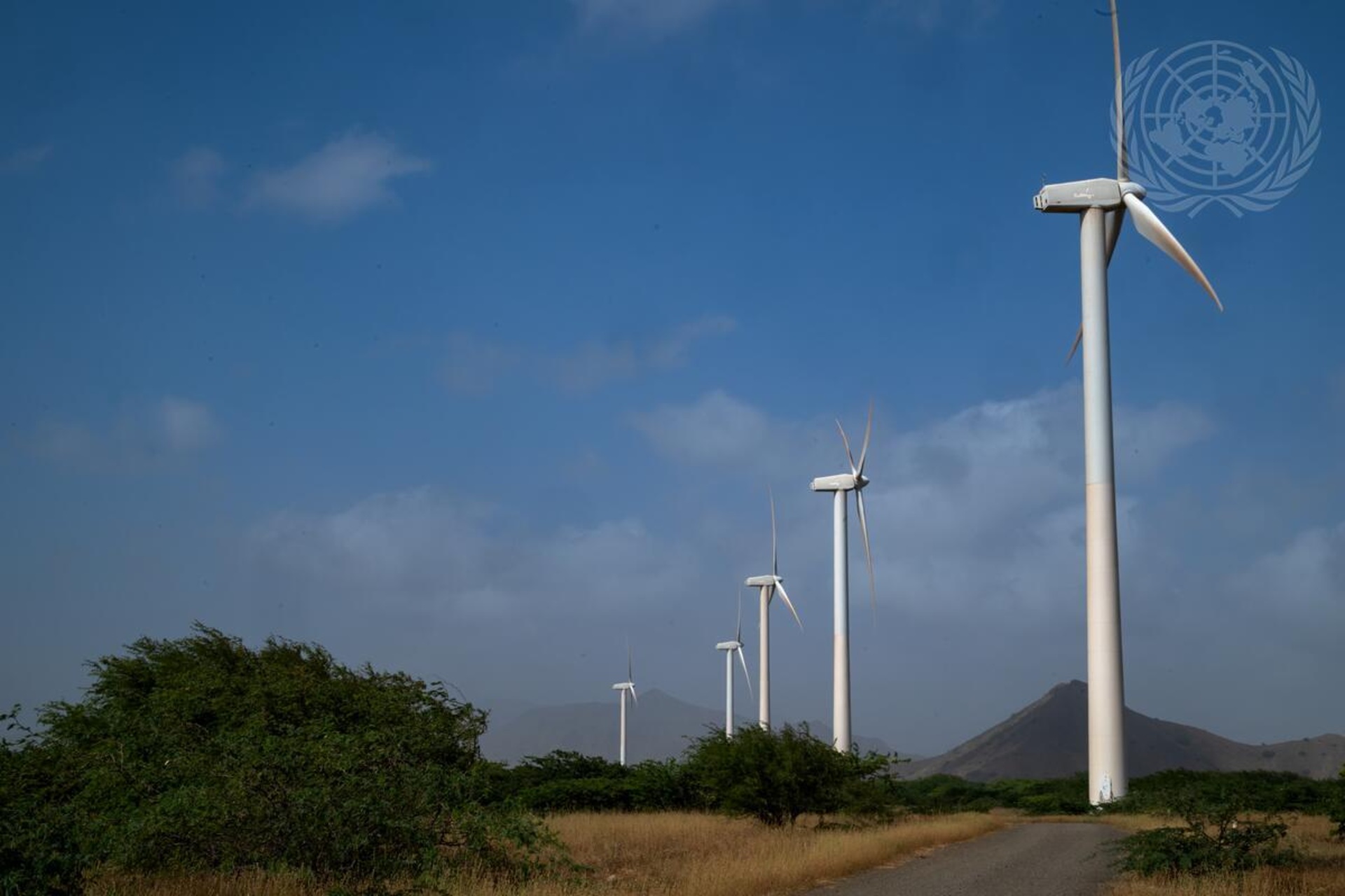 Capo Verde: impianti per energia rinnovabile e reti elettriche nel paesaggio dell’arcipelago, tra vento, sole e territori semi-aridi dove cresce la domanda di servizi essenziali