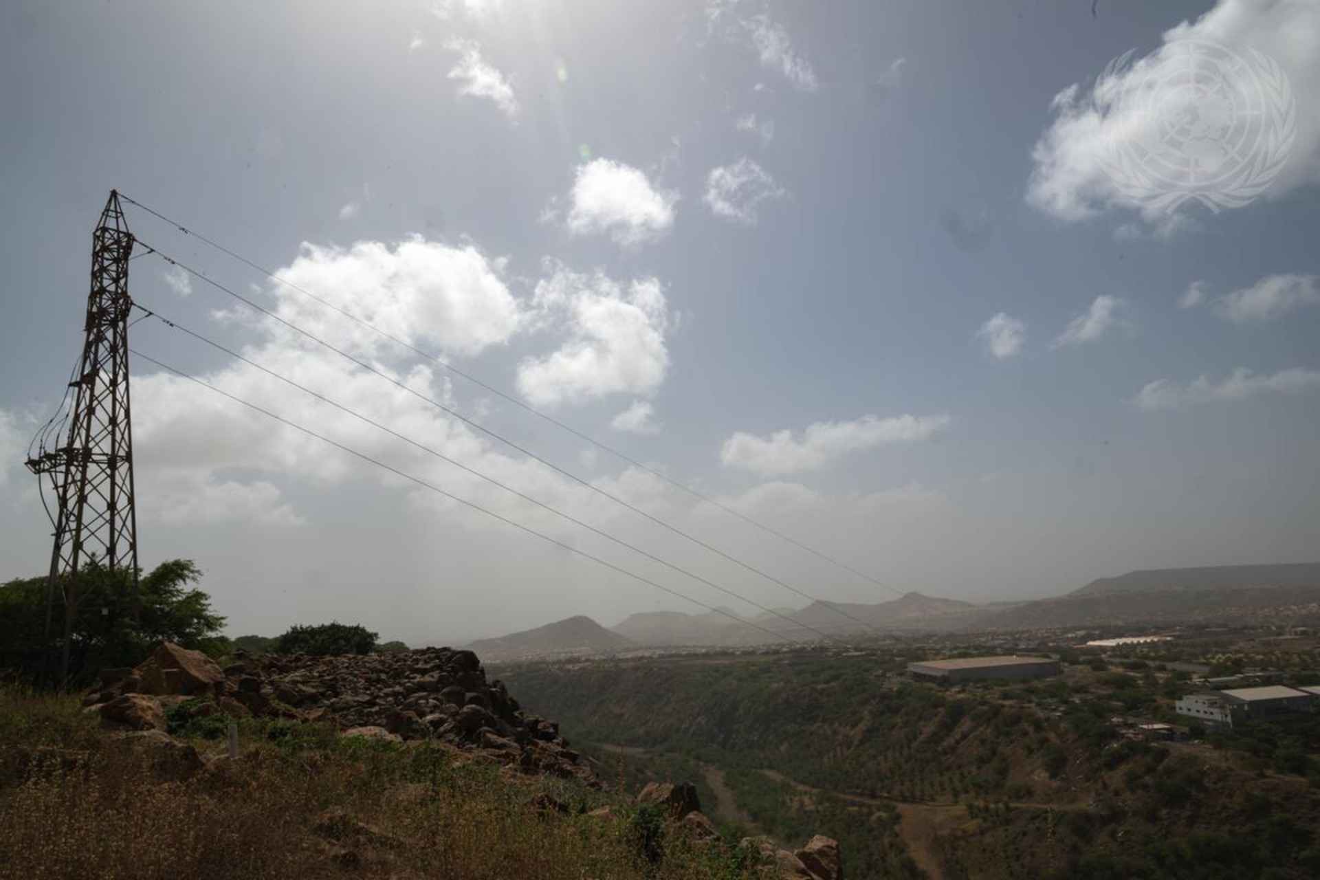 Capo Verde: paesaggio insulare con aree rurali, costa atlantica e infrastrutture locali per acqua, energia e agricoltura in un territorio segnato da clima arido e risorse naturali limitate