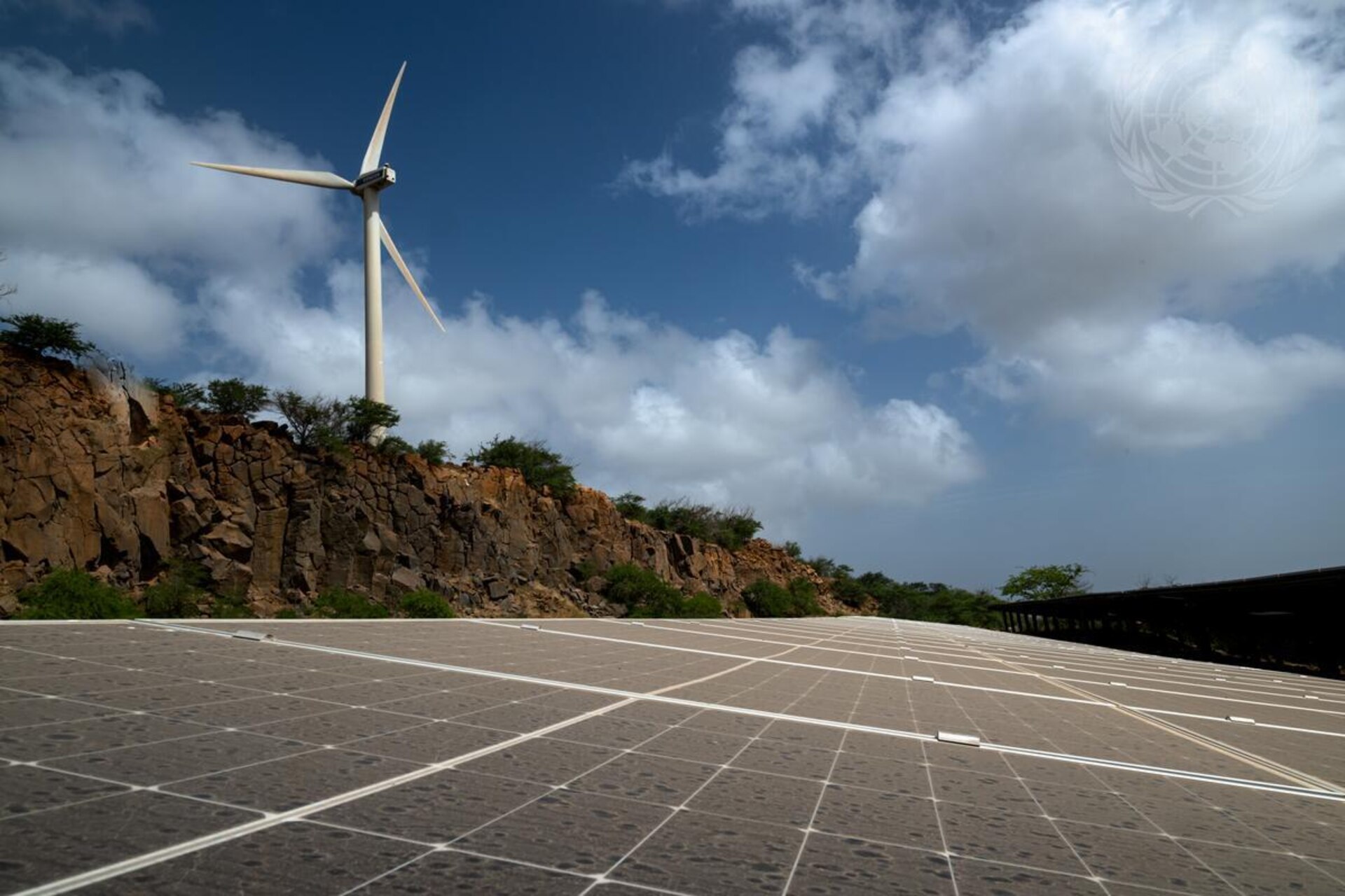 Capo Verde: paesaggio insulare con aree rurali, costa atlantica e infrastrutture locali per acqua, energia e agricoltura in un territorio segnato da clima arido e risorse naturali limitate