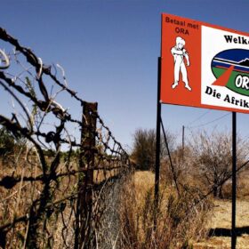 Orania: centro abitato e territorio agricolo nel Karoo sudafricano, dove infrastrutture locali, irrigazione e servizi comunitari raccontano un progetto di autonomia culturale