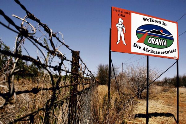 Orania: centro abitato e territorio agricolo nel Karoo sudafricano, dove infrastrutture locali, irrigazione e servizi comunitari raccontano un progetto di autonomia culturale
