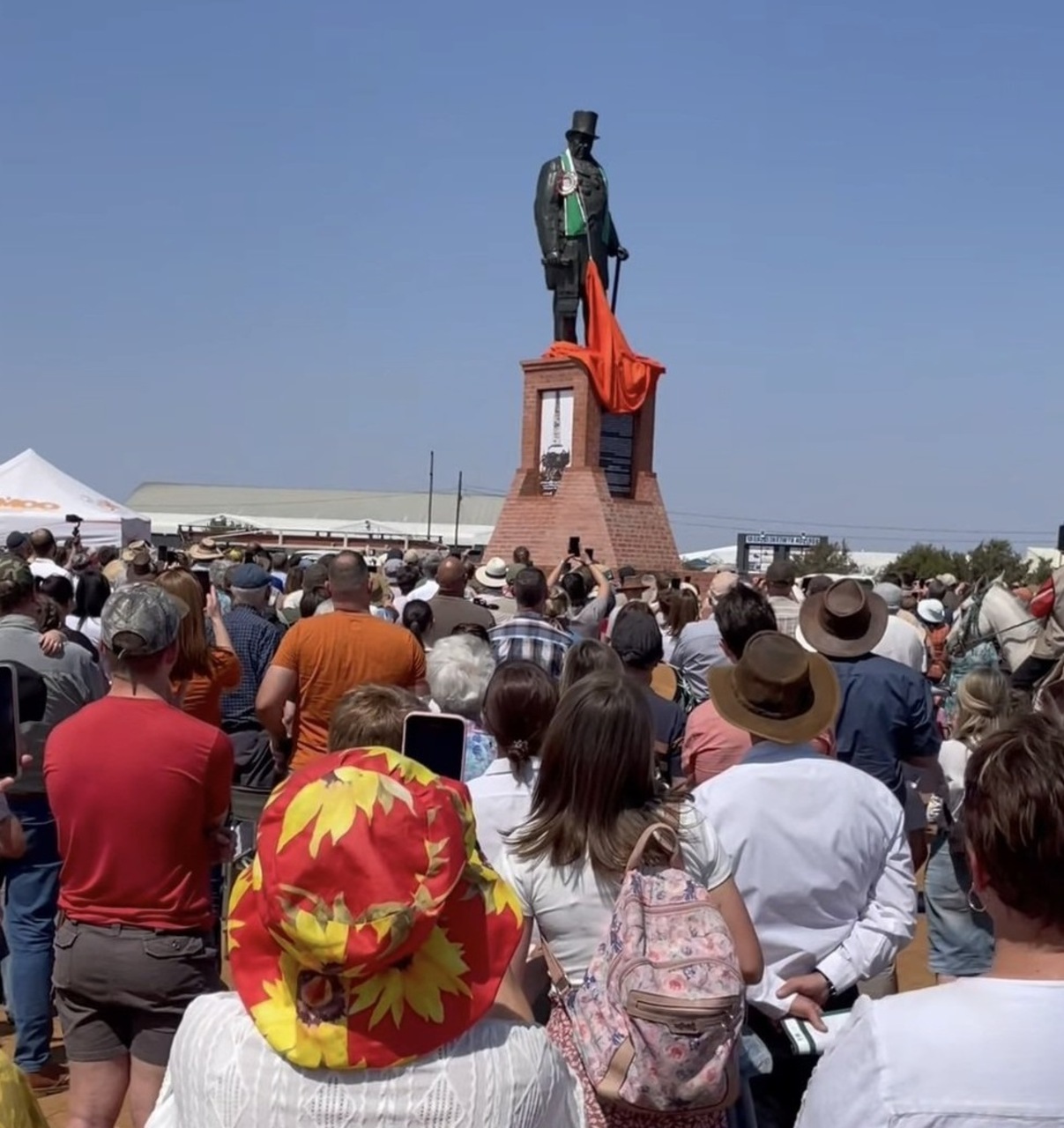 Orania: centro abitato e territorio agricolo nel Karoo sudafricano, dove infrastrutture locali, irrigazione e servizi comunitari raccontano un progetto di autonomia culturale
