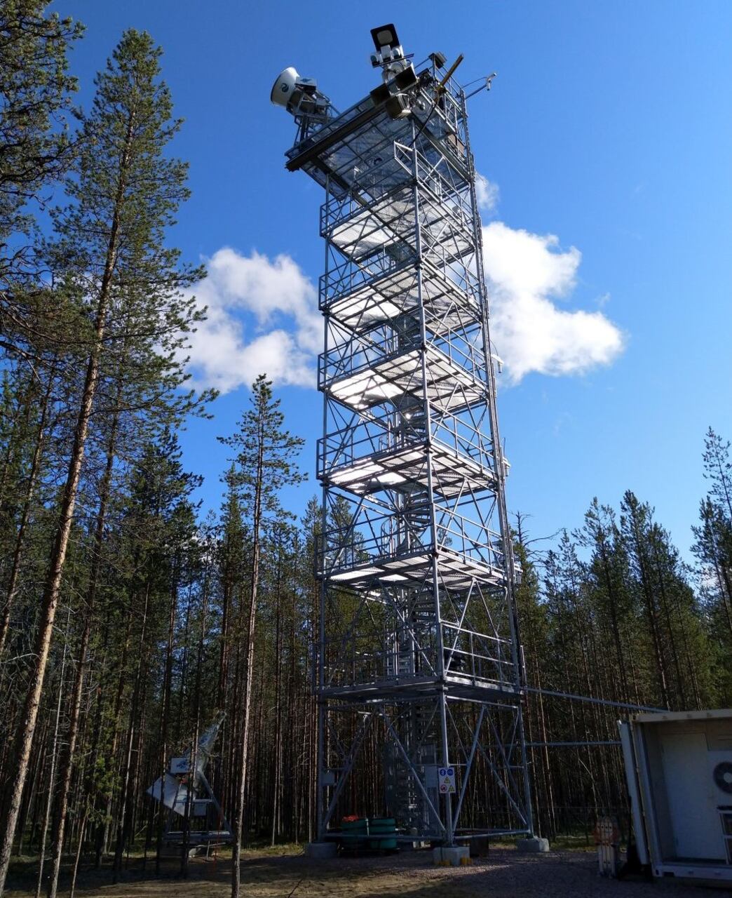 Sodankylä: foresta boreale della Lapponia finlandese con laghi, neve, antenne e strumenti scientifici usati per osservare il clima artico e validare dati satellitari europei