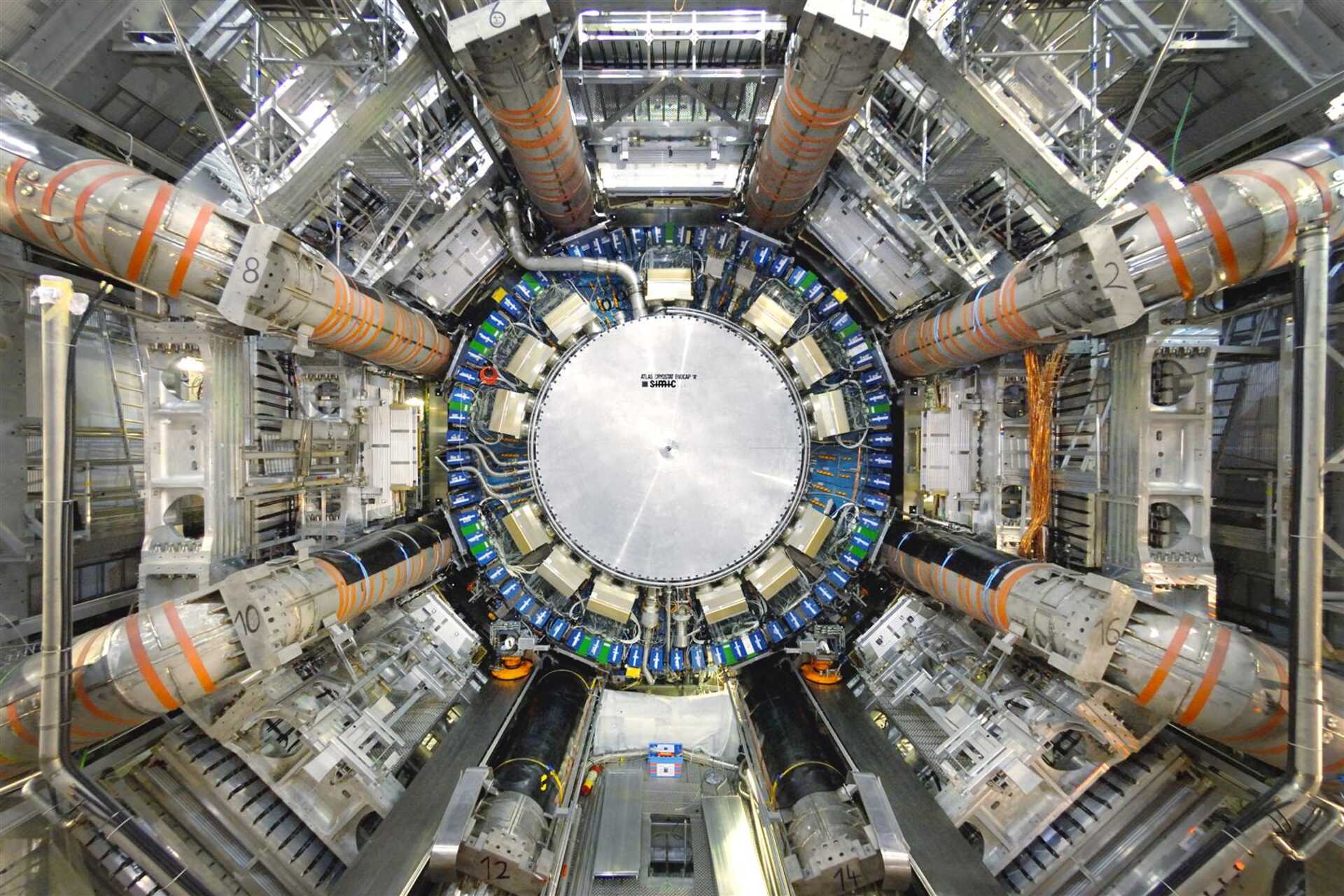 Large Hadron Collider: il complesso scientifico del CERN comprende tunnel, caverne sperimentali e apparati tecnologici destinati a osservare fenomeni fondamentali della materia