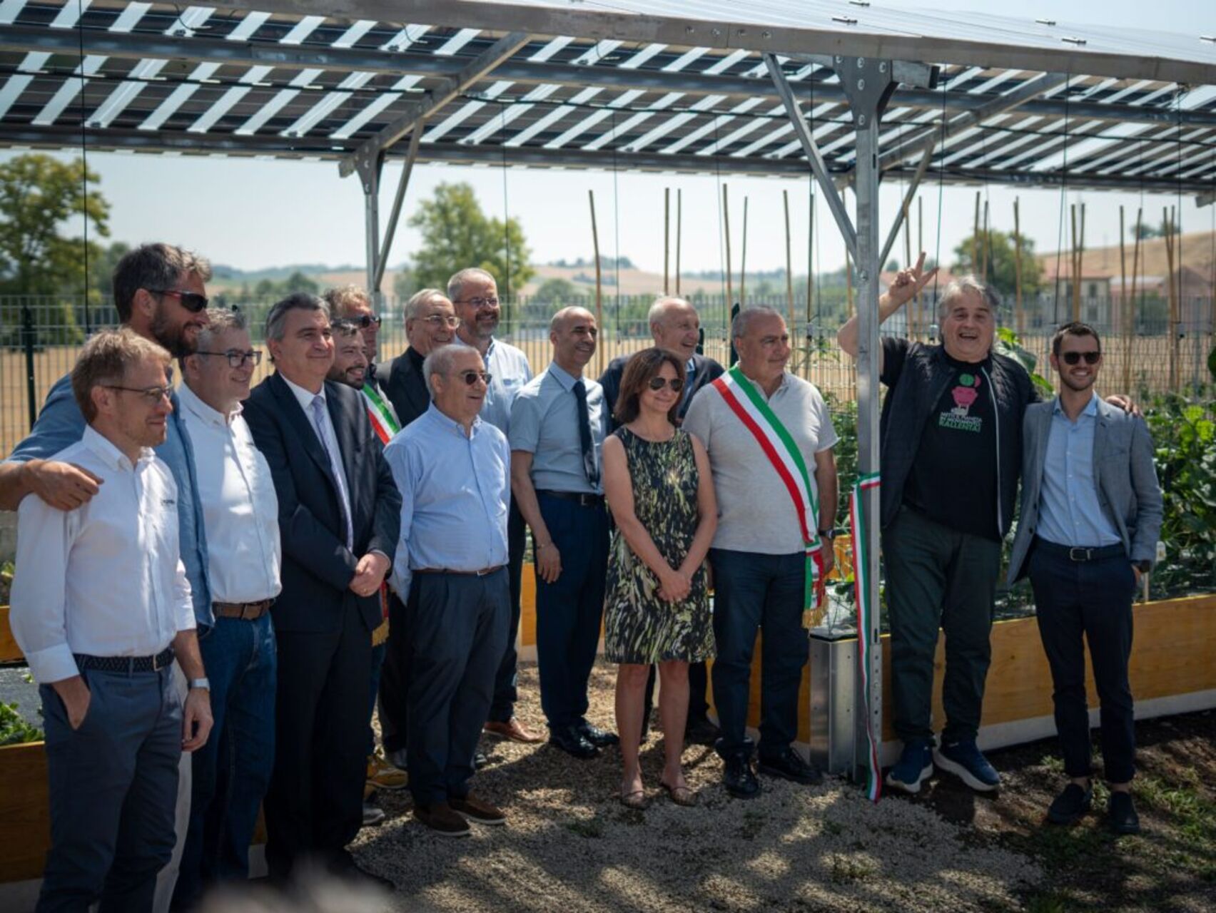 Agrivoltaico e orticoltura bioattiva: impianto pilota con pannelli fotovoltaici semitrasparenti, aiuole rialzate e coltivazioni integrate in uno spazio dedicato a energia rinnovabile e agricoltura sostenibile