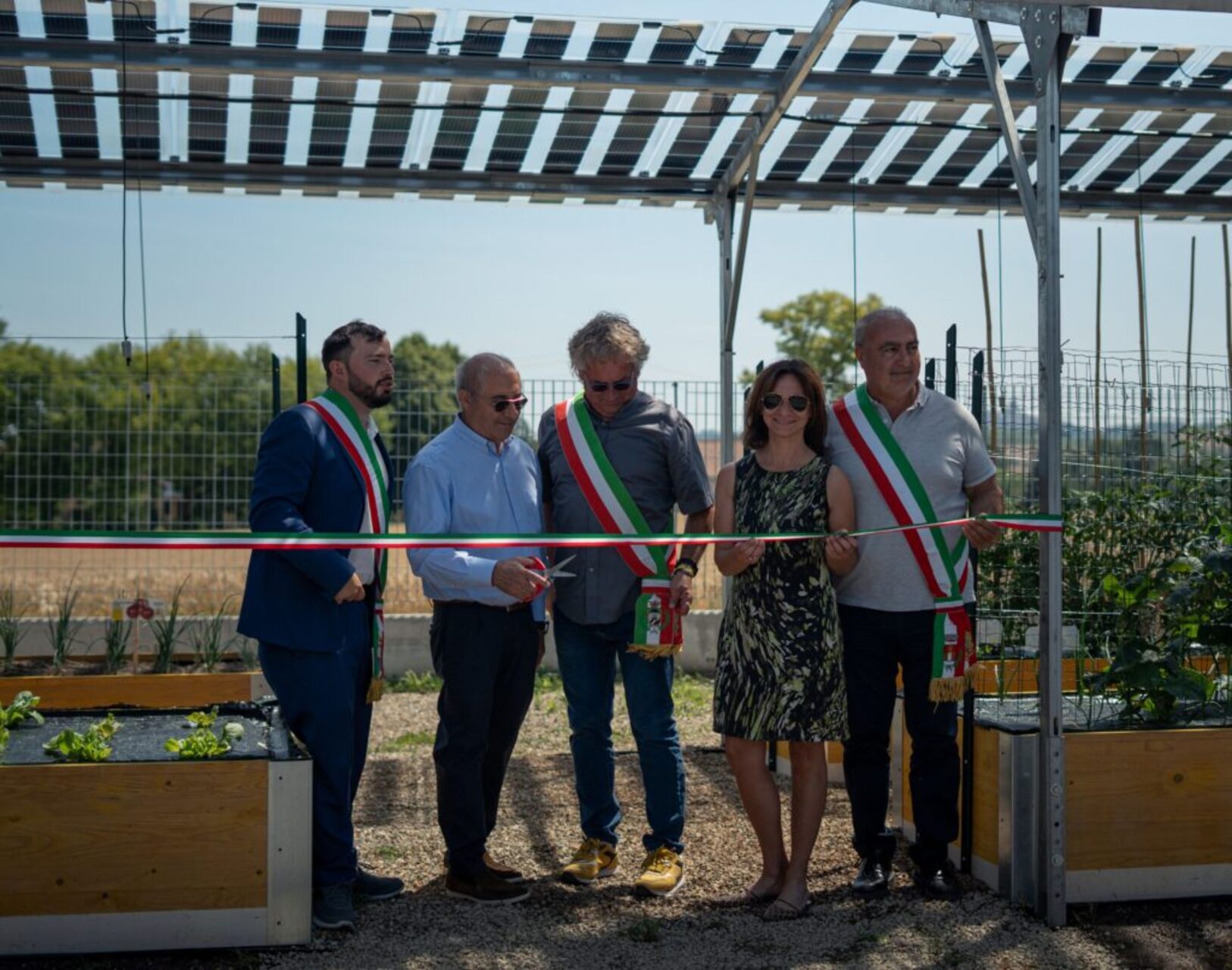 Agrivoltaico e orticoltura bioattiva: panoramica di un sistema modulare con pannelli fotovoltaici e orti rialzati, sviluppato per essere replicabile in aziende, scuole, spazi pubblici e comunità locali