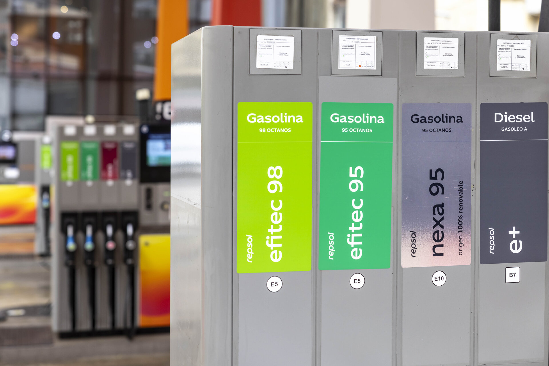 Benzine rinnovabili: carburanti alternativi destinati ai motori esistenti vengono sperimentati per ridurre le emissioni dei trasporti senza sostituire veicoli e infrastrutture
