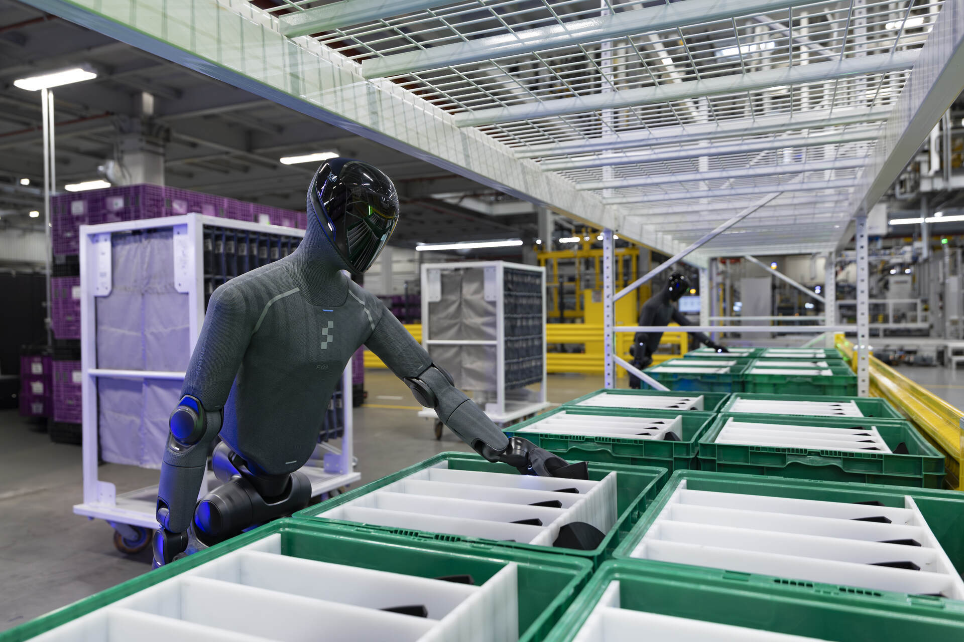 Figure 03: due robot umanoidi collaborano nell’area logistica BMW di Spartanburg, in South Carolina, preparando parti just in sequence per l’assemblaggio dei veicoli nello stabilimento