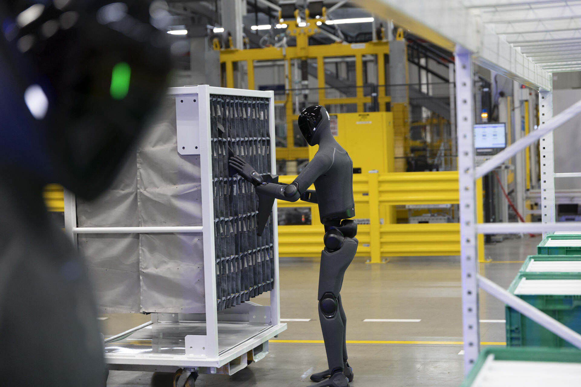 Figure 03: robot umanoide di Figure AI al lavoro nella logistica del BMW Group Plant Spartanburg, in South Carolina, dove ordina componenti destinati alla linea di assemblaggio automobilistica
