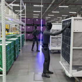 Figure 03: due robot umanoidi collaborano nell’area logistica BMW di Spartanburg, in South Carolina, preparando parti just in sequence per l’assemblaggio dei veicoli nello stabilimento