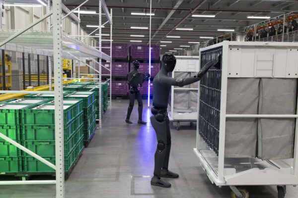 Figure 03: due robot umanoidi collaborano nell’area logistica BMW di Spartanburg, in South Carolina, preparando parti just in sequence per l’assemblaggio dei veicoli nello stabilimento