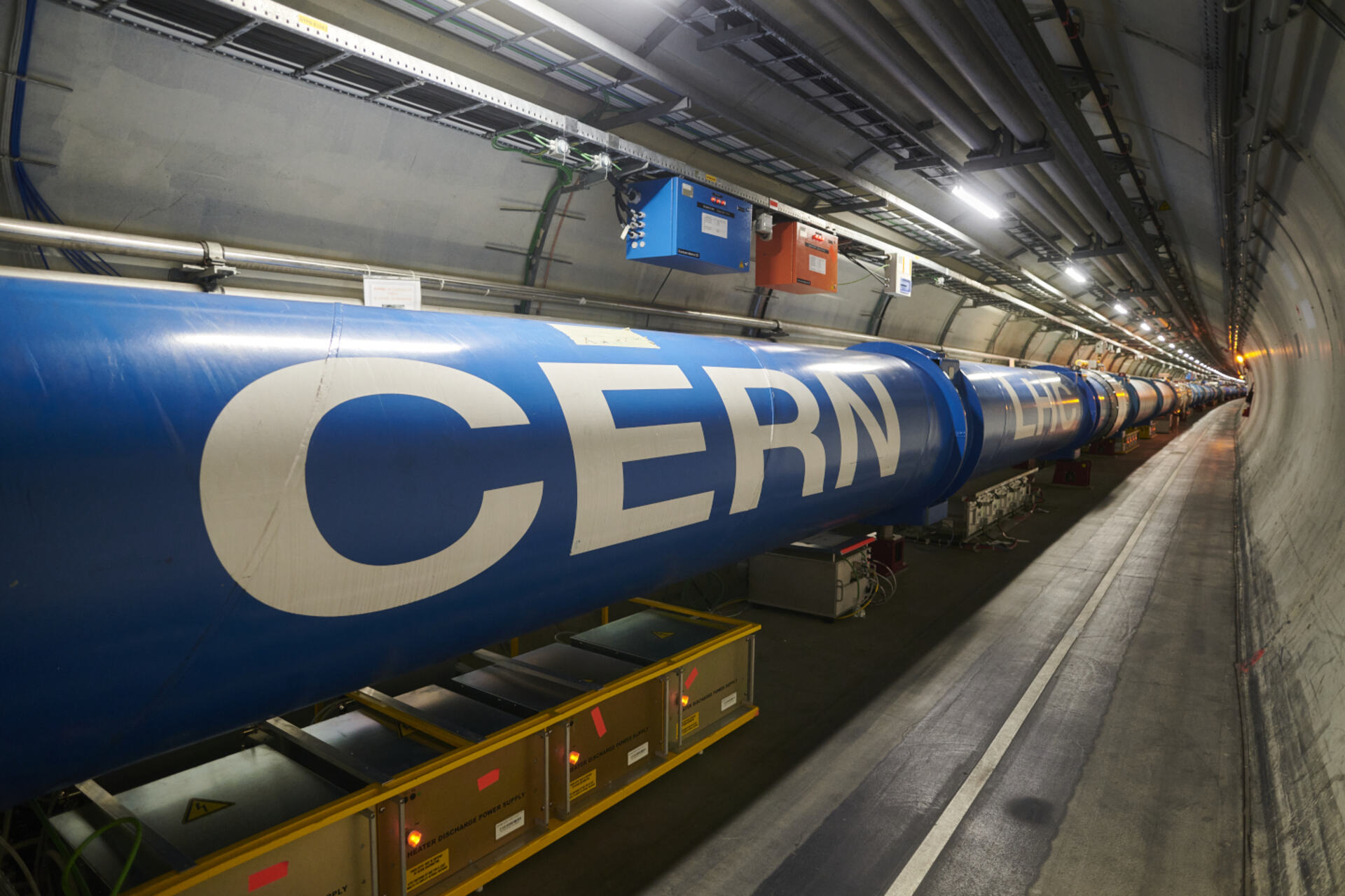 Large Hadron Collider: il complesso scientifico del CERN comprende tunnel, caverne sperimentali e apparati tecnologici destinati a osservare fenomeni fondamentali della materia