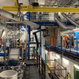 Large Hadron Collider: magneti superconduttori, rivelatori e infrastrutture sotterranee permettono al CERN di produrre e analizzare collisioni tra protoni ad altissima energia