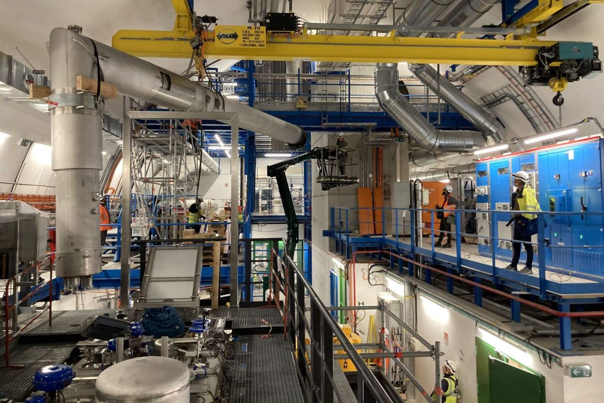 Large Hadron Collider: magneti superconduttori, rivelatori e infrastrutture sotterranee permettono al CERN di produrre e analizzare collisioni tra protoni ad altissima energia