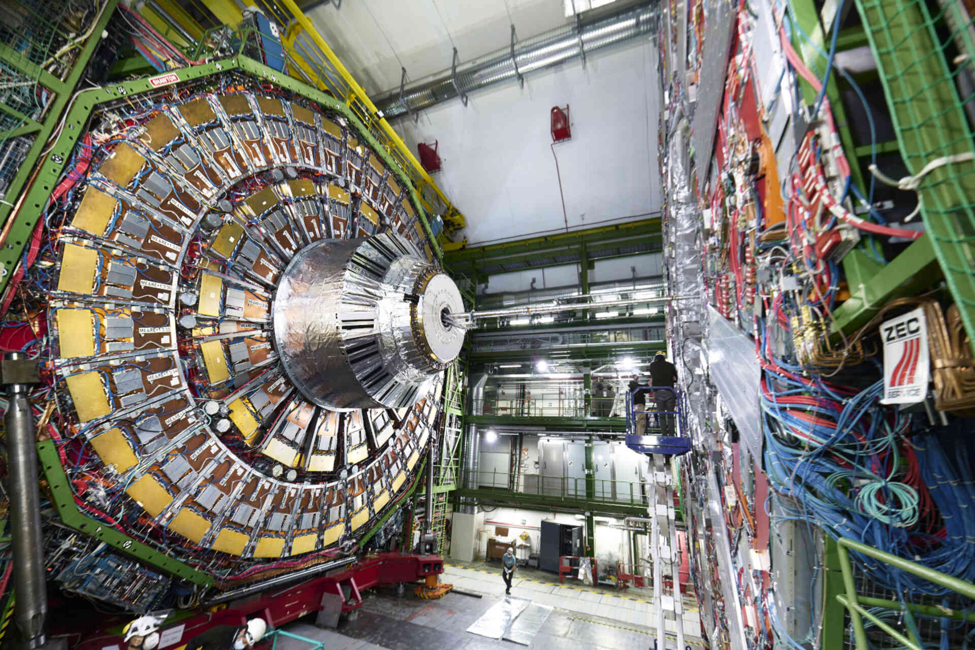 Large Hadron Collider: il grande acceleratore del CERN si estende per 27 chilometri sotto il confine tra Svizzera e Francia e ospita esperimenti dedicati allo studio delle particelle elementari